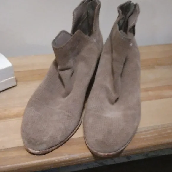 Stylish Tan Ankle Booties - Picture 3 of 7